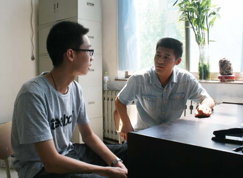 做為一名班主任,李舉老師不僅指導學生的學習,也在生活上關心學生,經常在辦公室或者深入到學生公寓和學生拉拉家常,談談心,拉近和他們的距離,了解他們的思想動態。引導學生樹立正確的人生目標,幫助他們做好職業生涯規劃。(和學生談心
)
