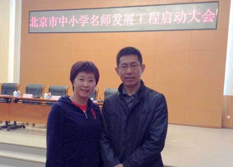 2009年以來,孫貴合曾先后獲得北京市優秀教師、首都勞動獎章、中國教育學會先進工作者、北京市首批“名師培養對象”、大興區十佳教師、大興區十佳青年教師﹔全國第十屆小學數學課堂教學大賽一等獎第一名﹔北京市課賽特等獎,北京市教師基本功大賽一等獎等,各級獎項200余項,30多篇論文在《小學數學教育》等各級核心刊物上發表,在全國各地講課講學150多場,聽課老師超過50萬人次,並受到好評。
(2012年,孫貴合(右一)被選為北京市第一批名師培養對象)