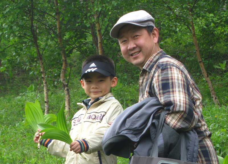 陳老師在語文教學中既注重知識的傳授,又注重學生語文學科能力的培養,同時用語言文字本身向學生進行道德教育。陳老師常帶領學生開展課外活動,進行譬如熱愛自然的觀察指導。陳老師正確處理課內外閱讀及實踐的關系,讓學生從大量閱讀中汲取優秀文化的營養,豐富自己的精神世界,並充分開展實踐活動。