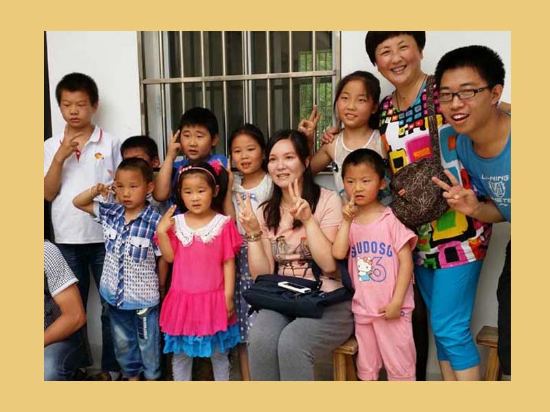 馮軍告訴記者,古碑小學總共就兩名教師,其中一位還是尿毒症患者,卻一直堅守教師崗位。“他每次去做透析都需要忍痛走很遠的路,坐很久的車來回。”馮軍說,跟他相比,自己實在太幸福了,沒有理由不去傳遞這份“愛”。“在我的內心深處,一直有個願望,辦所自己的希望小學。”(馮軍和小學老師、孩子們合影)