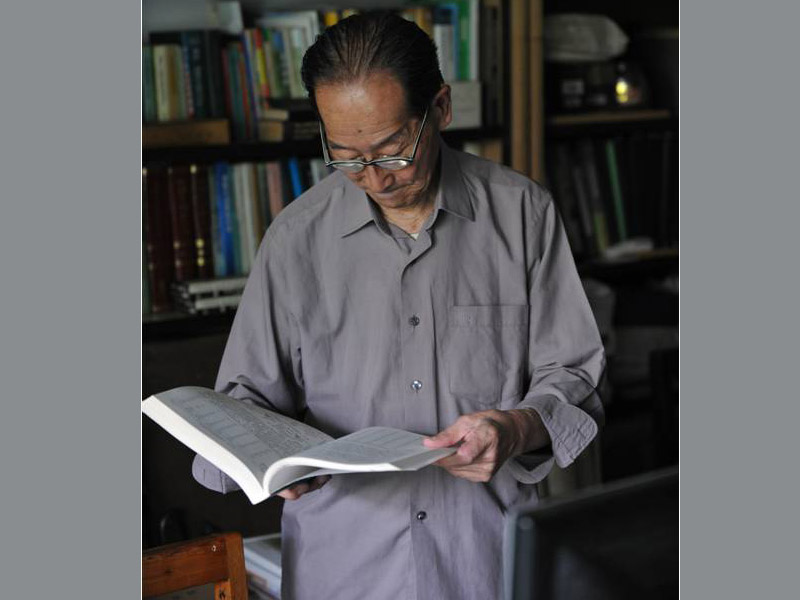 劉老先生家中的桌子上放滿了書籍,櫃子上整齊陳列著各類資料。83歲的老人仍然孜孜不倦地進行科研工作。由於上了年紀,追求嚴謹的劉鐘齡老師遇到記不清的地方還是會去翻閱資料。