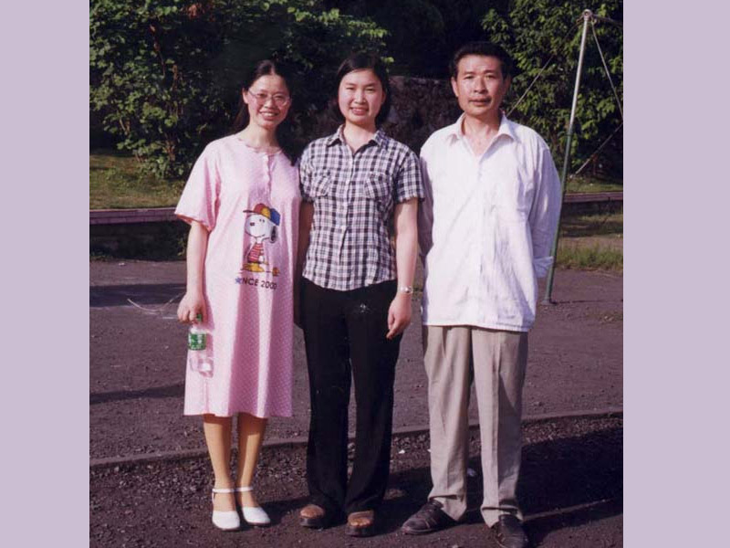 三代師生情: 圖右為嚴老師,徐旭霓高中的物理老師,圖中為徐老師和嚴老師的學生。