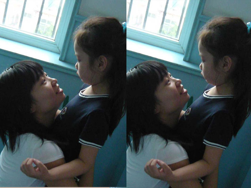 畢業典禮后,小姑娘心蕊抱著郭琛一直在哭,因為她不舍得離開幼兒園,不舍得離開小朋友和老師,郭琛摟著她對她說:“老師會想你的,你想幼兒園了,就回來看看老師吧!”這個小姑娘現在已經六年級了,經常發信息給郭琛,匯報她的情況,她管郭琛叫“郭媽媽”。