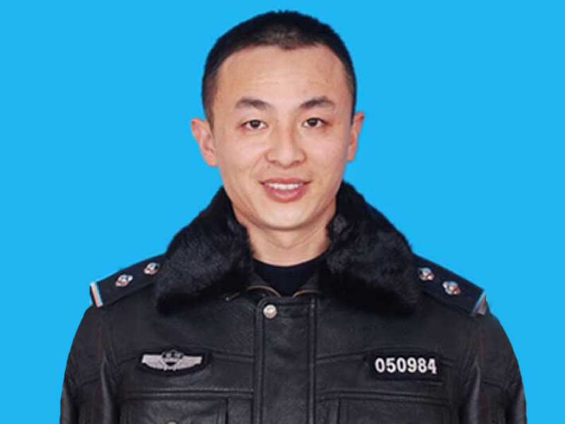 今年4月,馮軍的一群“孩子們”從全國各地趕回,陪她一起度過難忘的50歲生日。喊她“老媽”的這群孩子,包括交警“最美托舉哥”陳沖,也就是去年冬夜在滁州忍凍托舉被風刮斷的電纜5小時以保証道路通暢而備受社會好評的“最美托舉哥”,(馮軍的學生,“最美托舉哥”陳沖)
