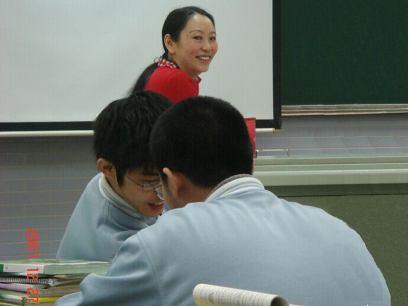 課堂上的汪艷,大量整合並自編教材,讓英語課堂生動活潑起來,讓學生們盡情享受學習的快樂。她的教學從來不是照本宣科,而是借用課本的主題加以延伸為模塊化的教學。今天講網絡常識,明天講音樂、戲曲,讓課堂成為一個大雜燴,更成為一個大舞台。