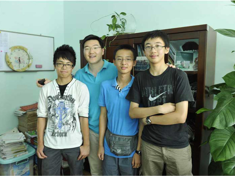 張龍的畢業生回校看他時這樣對他說道:“張老師,我們真想再聽一次您給我們講課,還是覺得您講的課最好。”張龍感受到了作為一名教師的自豪與激動,他想,做教師就應該用愛心和責任心撐起一片天空!
張龍認為對教師這個職業如果多一些使命感,生命就會多一份精彩。當愛與責任同在,生命與使命同行時,人格就能煥發出耀眼的光輝。
