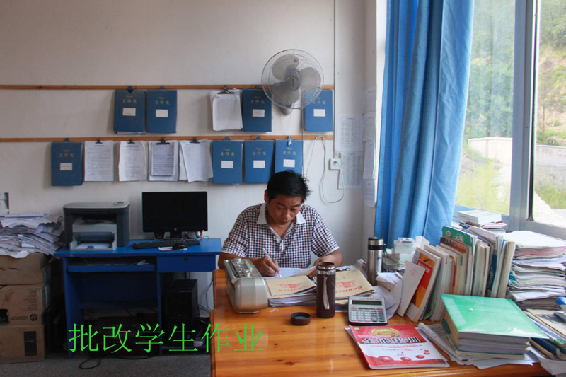 阮廷敏同學品學兼優,但家在偏僻的農村,自己又是抱養的,父母長期在外打工,隻有與奶奶為伴,家庭條件十分困難。經過多方努力,學校為她聯系到一個社會愛心人士,同意資助她,知道大學畢業。阮廷敏同學不負眾望,在今年的中考中以601分的好成績被省級示范性高中--思南中學錄取。