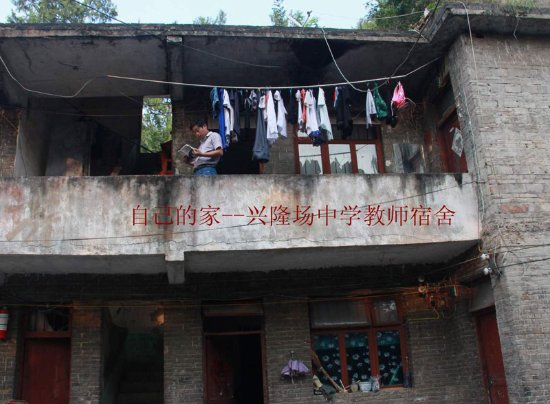 蝸居 。原址上是一間廟宇,每到逢年過節香客絡繹不絕,最初的我就住在這裡,四周殘垣斷壁,破敗不堪。