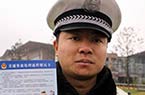 交警制卡片解决停车难