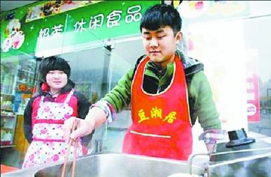 女孩卖臭豆腐攒钱考研