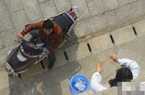 女大学生用塑料桶吊外卖