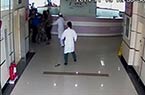 女护士长扣腕夺刀救人