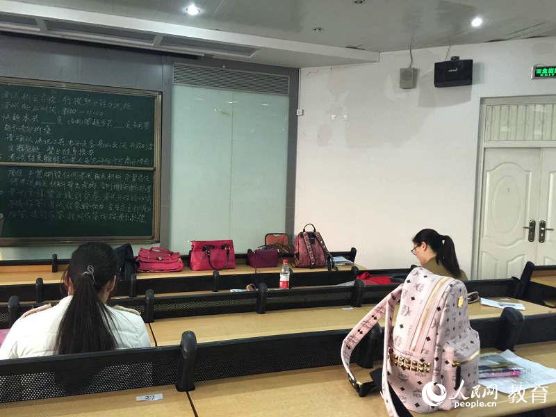 考生在考前“爭分奪秒”