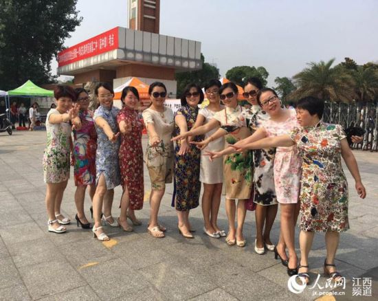 家長穿旗袍助陣高考 寓意旗開得勝7日上午，江西高考考場內學子們奮筆疾書，考場外家長冒著酷熱守在考點大門口。在南昌二中考點門口，十多位穿著旗袍的家長格外搶眼。“我們都是南昌二中的學生家長，今天我們穿旗袍來給孩子們助威，希望他們在首場考試中能旗開得勝。”