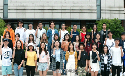 嘎油！近百所高校学长飚方言应援千万高考生2019年高考大幕即将拉开，1031万考生将迈入新的青春旅程。人民网联合中国人民大学、复旦大学、上海交通大学、浙江大学、南开大学、武汉大学、中国民航大学等全国近百所高校学子，用花样百出的暖心方言应援考生！