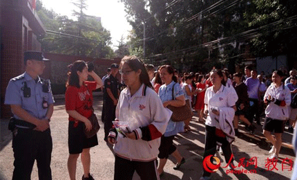 今年北京59209人报名高考 全市共设89个考点6月7日至8日，2019年高考大幕将正式拉开，高职单独招生考试同期进行。北京教育考试院介绍，北京今年高考报名人数为59209人，共设17个考区，设置89个考点。