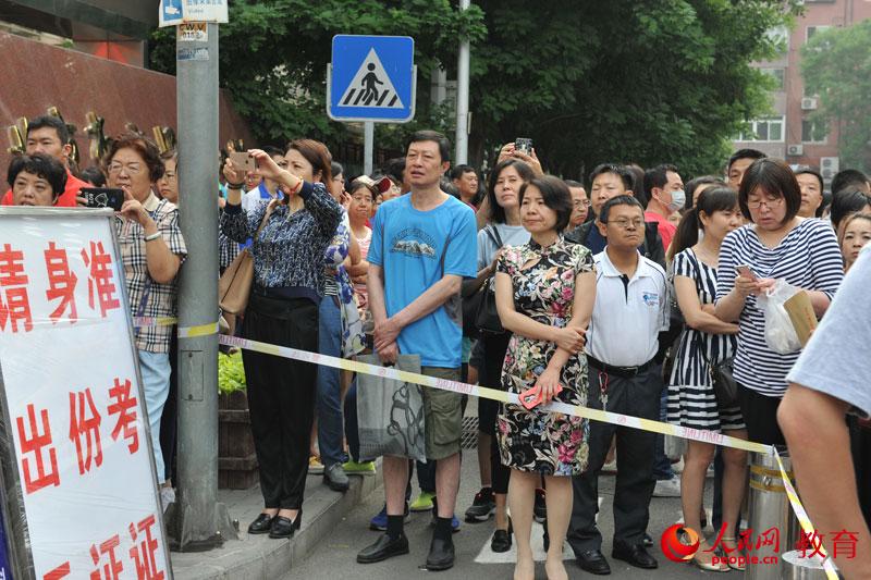 �ҳ��ھ�������Ŀ�ͺ��ӽ��뱱����������ѧ���� ����/��