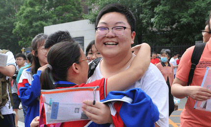 组图：以梦为马 不负韶华——2019高考首日考生入场瞬间在中国人民大学附属中学考点、北京广渠门中学考点和北京市日坛中学考点，候考考生自信从容，家长暖心陪伴，老师热情送考。不少学校的老师们身着红衣或旗袍，祝考生们旗开得胜、红红火火，取得最好的成绩。