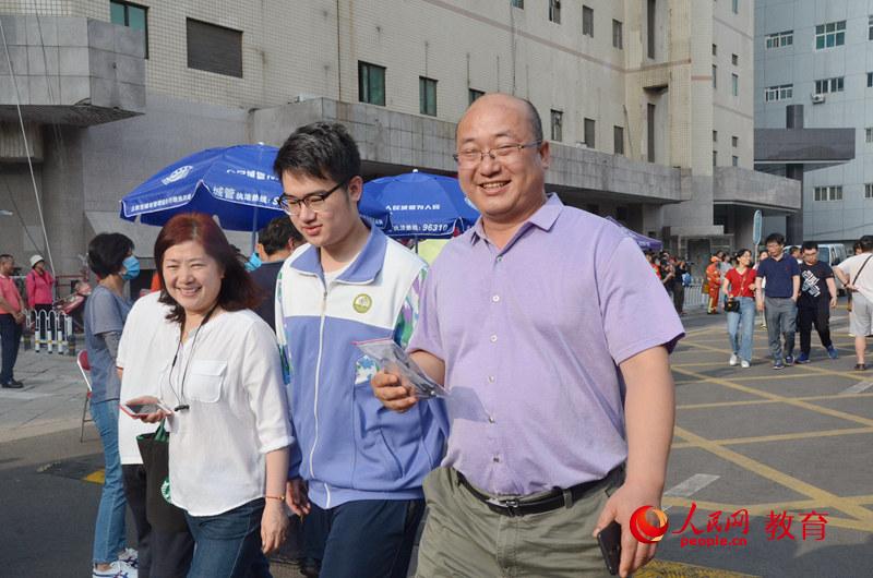 7�գ��߿���һ�쿼�Խ����󣬿�����ĸ����΢Цӭ�Ӻ��ӻؼ� ������/��