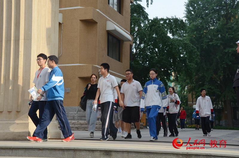 ���Խ�������½���뿪���� ������/��