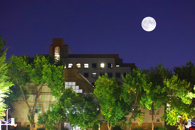 中國礦業大學（北京）：中秋之月，從科技樓上慢慢升起，把月光滿滿地鋪在學校的運動場。於曉東攝