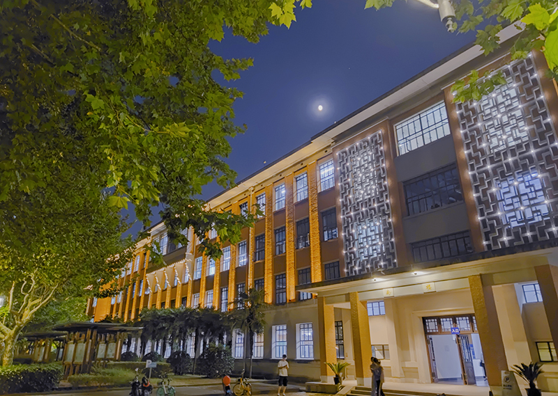 同濟大學：教學樓上星光點點。譚楷蓁攝