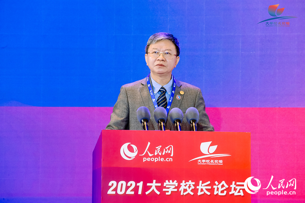 中國科學院院士、蘭州大學校長嚴純華進行主旨發言