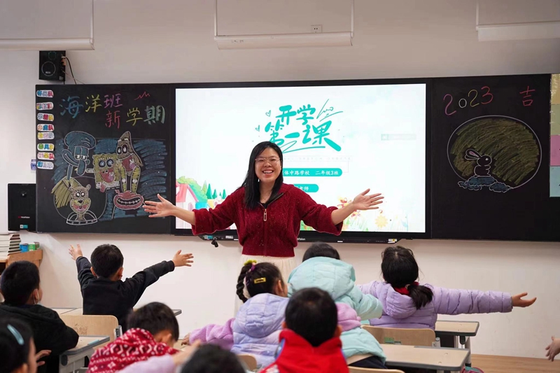2月6日，在山大附中奧體中路學校，老師精心准備了“開學第一課”。周晗 攝