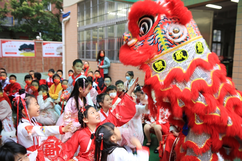 2月6日,廣州市越秀區珠光路小學邀請廣府民間舞獅傳承人現場展示舞獅,將新春的福氣帶來學校,送給師生。珠光路小學供圖