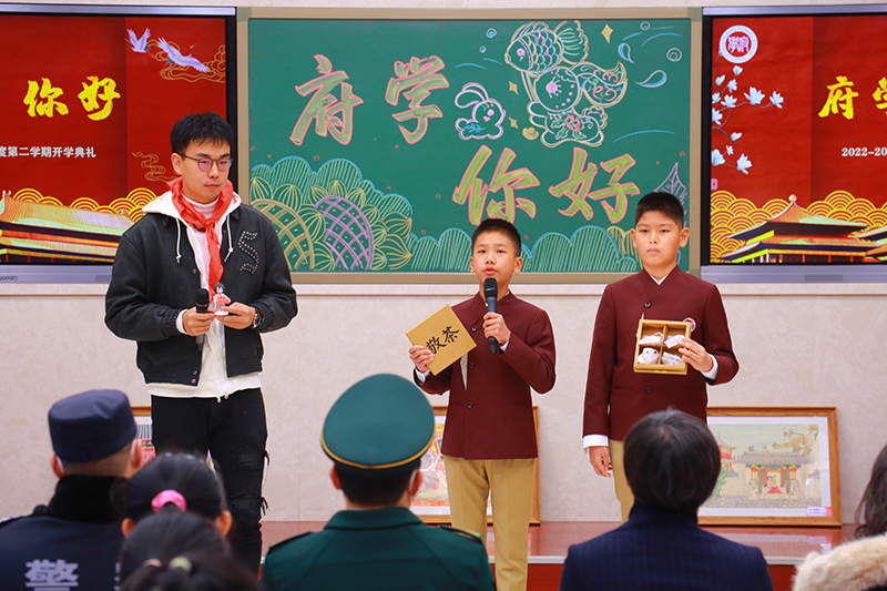 2月13日,北京市東城區府學胡同小學為學生們開展非遺文化傳承的專題講座,激勵同學們熱愛傳統文化,堅定文化自信,做一名愛國好少年。北京市東城區府學胡同小學供圖