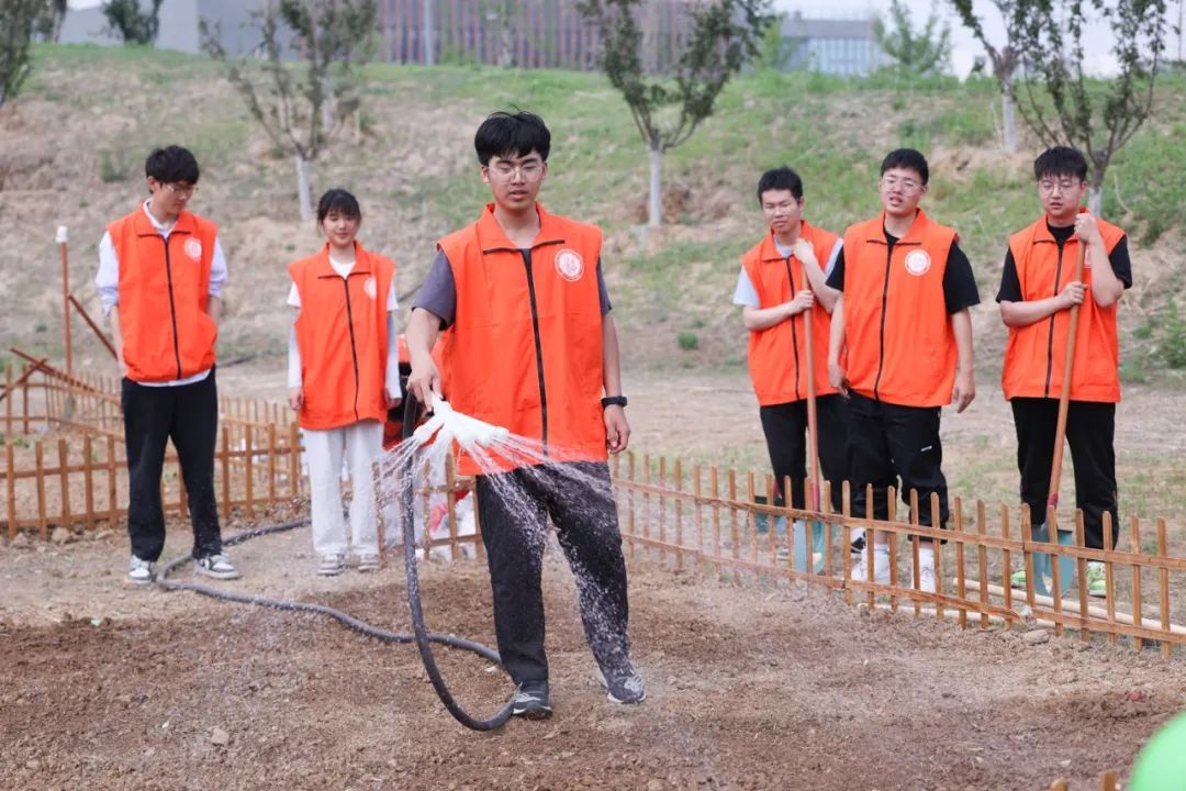 北京工商大學師生開展勞動實踐活動。邱實 攝