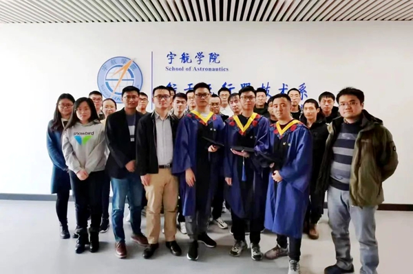 桂海潮（前排左二）與實驗室碩士畢業生合影。校方供圖