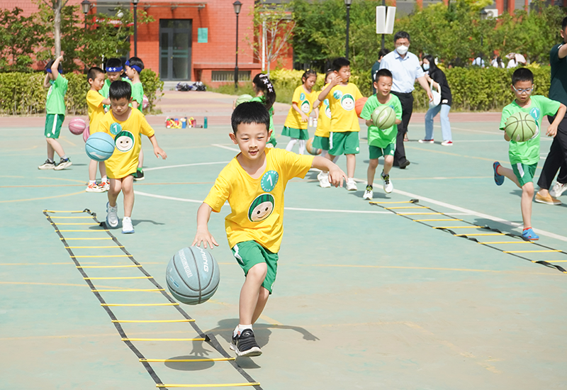 北京市翠微小学大兴分校开展篮球趣味运动会暨“守法知礼 安全‘童’行”主题宣传活动。大兴区教委供图