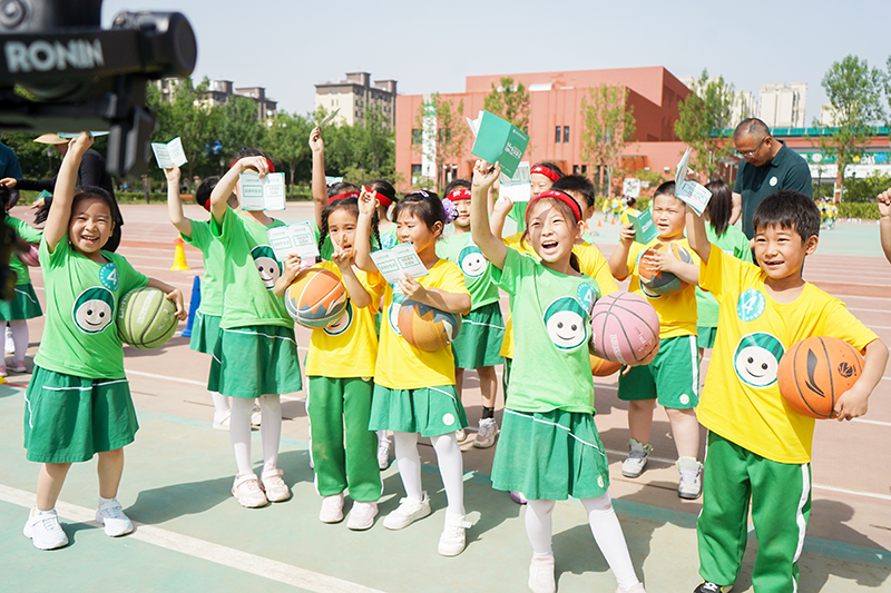 �����д�΢Сѧ���˷�У��չ����Ȥζ�˶����ߡ��ط�֪�� ��ȫ��ͯ���С��������������������ί��ͼ