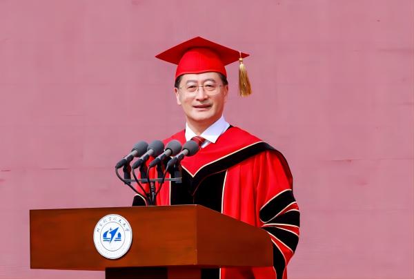 中國工程院院士、北京航空航天大學校長王雲鵬在2023屆畢業典禮上講話。校方供圖