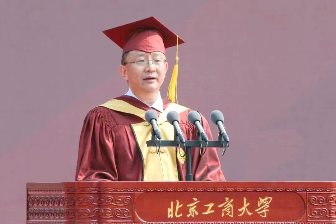 北京工商大學校長郭建華在2023屆畢業典禮上發表講話。校方供圖