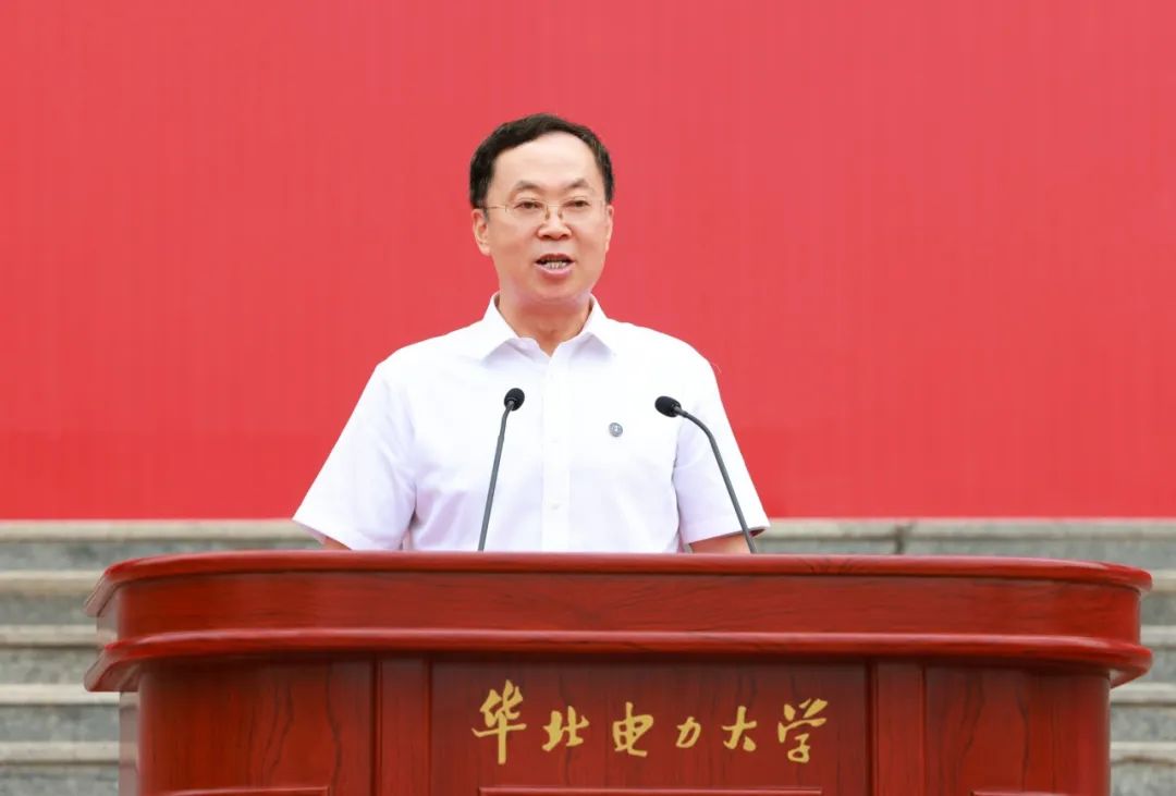 華北電力大學校長楊勇平在2023屆畢業典禮上講話。校方供圖