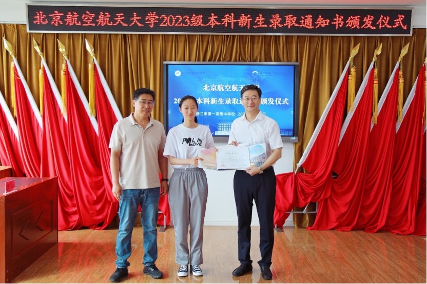 北京航空航天大學校長王雲鵬院士向張舒萌同學頒發錄取通知書。校方供圖