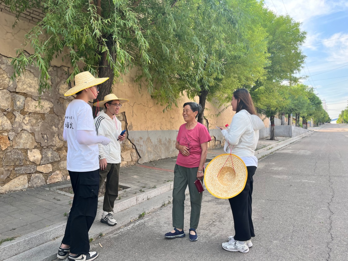 國土整治與生態修復實踐調研團師生與村民交流。校方供圖