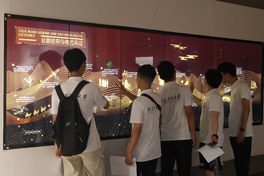 中外學生在大明宮丹鳳門遺址博物館。學校供圖