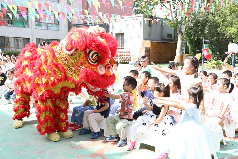 9月1日，為讓孩子們感受成長的美好，翠成幼兒園以“以德潤心-快樂成長”為主題開展了系列游戲和體驗活動。幼兒園給孩子們帶來了精彩的舞獅表演，孩子們近距離了解和接觸“舞”獅、體驗舞獅表演、和“舞”獅做游戲，多方式了解、感受傳統文化的魅力，讓傳統文化煥發出新的活力。圖為舞獅表演。北京市朝陽區教委供圖