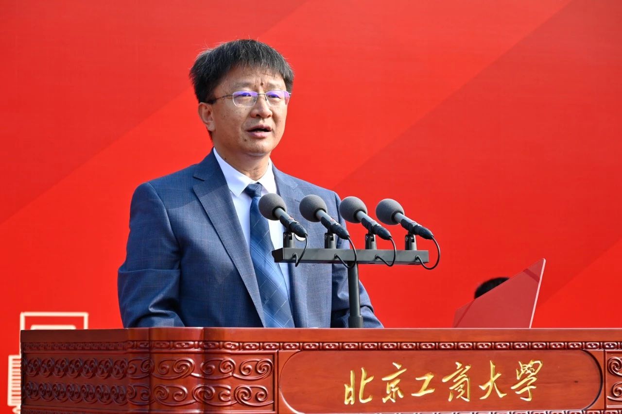 北京工商大學黨委副書記、校長郭建華在2023級本科生開學典禮上的講話。校方供圖