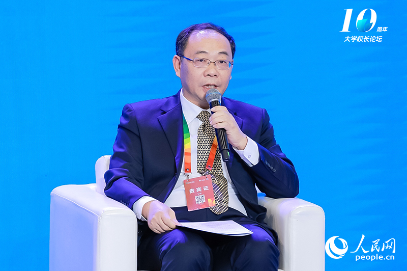 廣西大學黨委常委、副校長於文進出席圓桌論壇並發言。