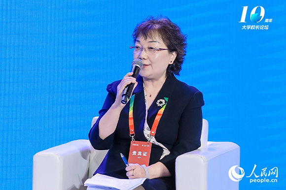 新疆醫科大學黨委常委、副校長楊新玲出席圓桌論壇並發言。
