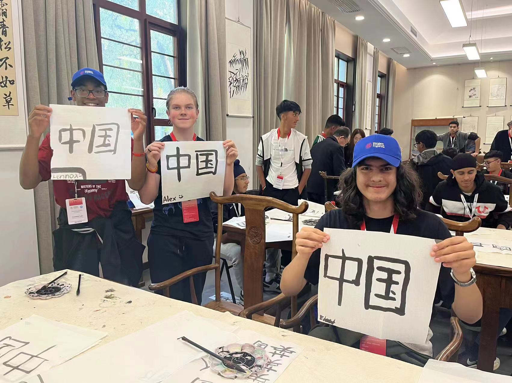 英國的學生們學習中國的書法。主辦方供圖
