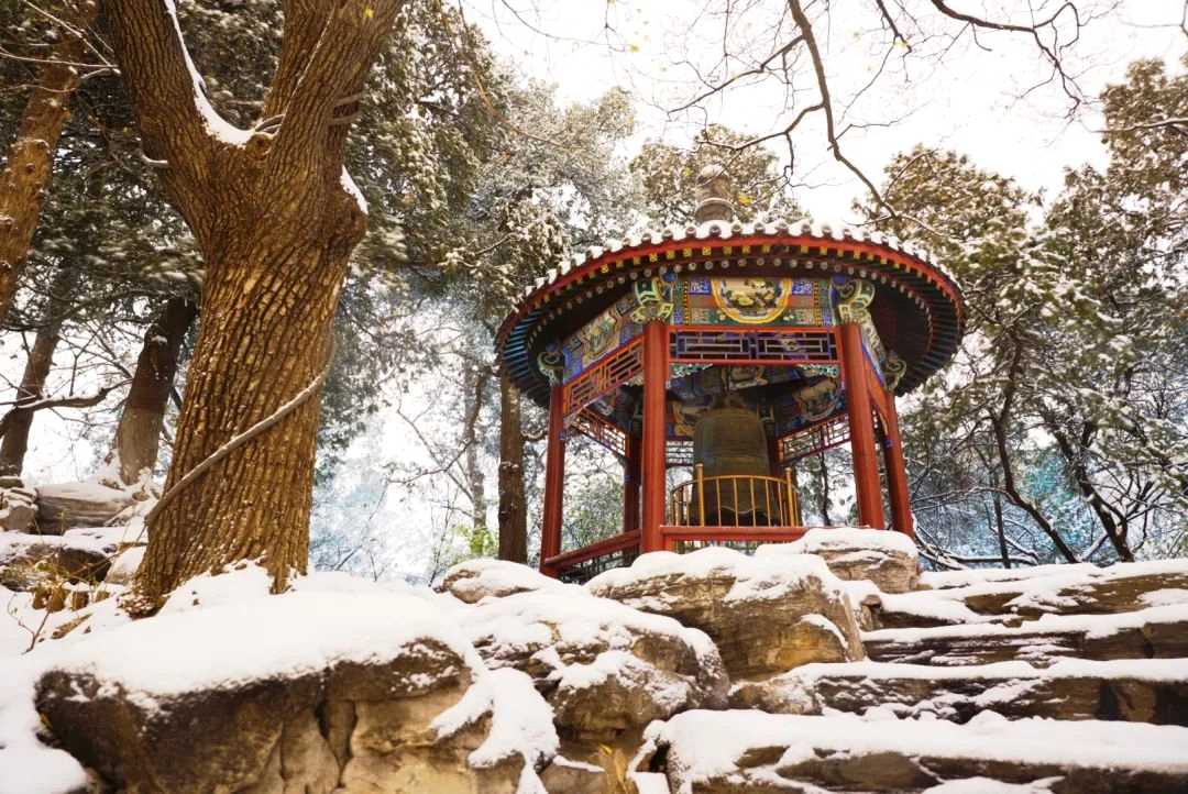 北京大學：雪映小徑，輕輕走進這潔白與山水共舞之處。校方供圖