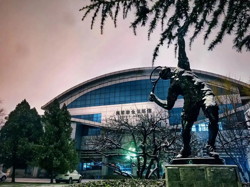 北京體育大學：網球綜合訓練館前雪景。校方供圖