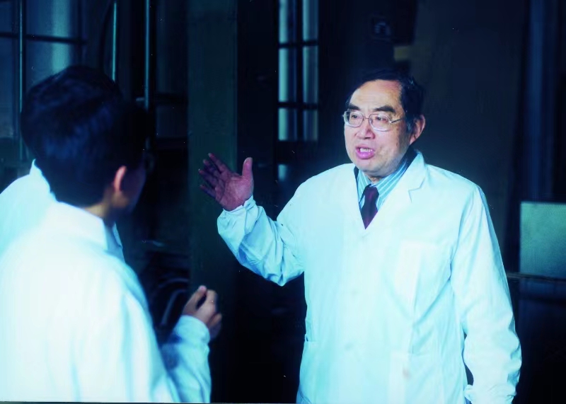 葛昌純院士與團隊進行科學研討。北京科技大學供圖