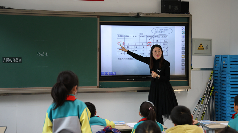 數學老師讓學生找到家人“公休時間”。校方供圖