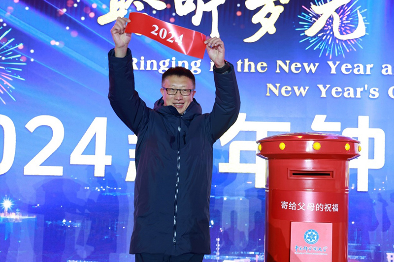 中国科学院大学党委书记、校长周琪开启“未来邮筒”。学校供图